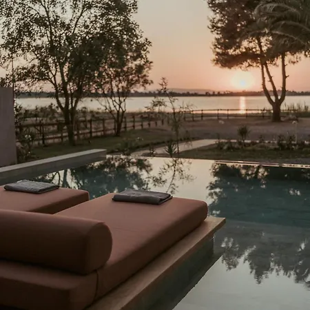 Vilă Pure Beachfront With Pool Vourvourou