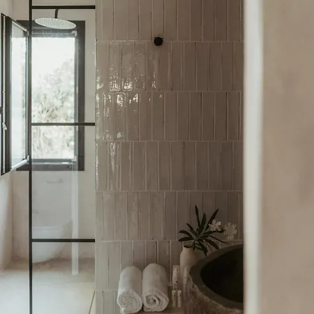 Pure Beachfront With Pool *