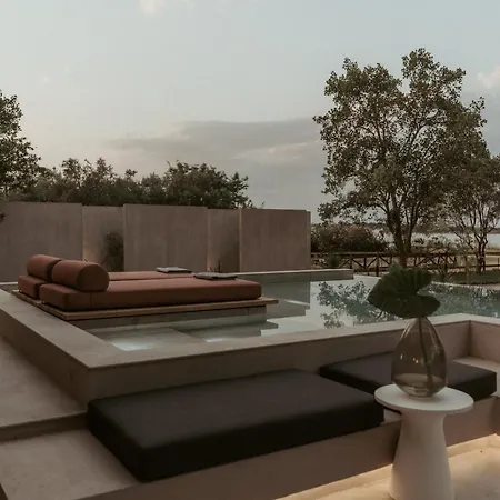 Pure Beachfront With Pool Vilă