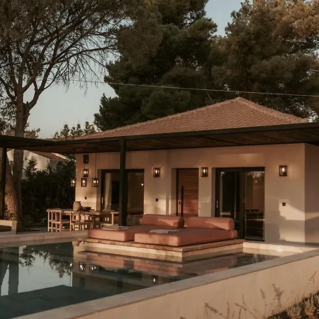 Pure Beachfront With Pool Vilă *