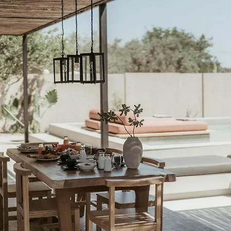 Pure Beachfront With Pool Vilă