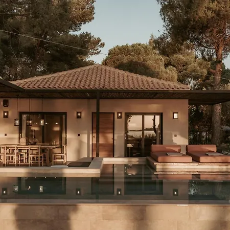 Pure Beachfront With Pool Vilă *